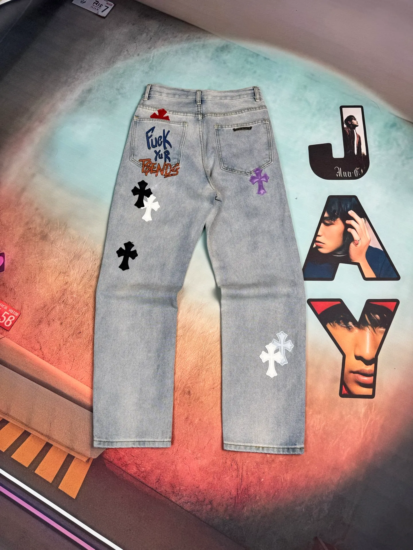 🅿️300 🔘Model No.-KL101 🔘Croixin𝐂𝐡𝐫𝐨𝐦𝐞 𝐇𝐞𝐚𝐫𝐭 CH graffiti crocodile skin jeans* CH The graffiti crocodile skin jeans co-branded by Crowe Xin are a rare treasure in the fashion world! That's quite rare on the market. Take a closer look at these pants, which are carefully embellished with 17 cross elements, and they are made of three different high-quality materials, including luxurious crocodile leather, soft and delicate lambskin, and unique horsehair. Every material is made of real materials. Compared with ordinary styles, there is a huge difference! What’s more worth mentioning is that the genderless trend exuded by these jeans is simply amazing! No matter boys or girls, as long as they wear it, they can easily control it, instantly make their fashionable temperament up, and become the most eye-catching trend focus among the crowd!  Color: Light Blue Size: S M L XL (28.30.32.34)
